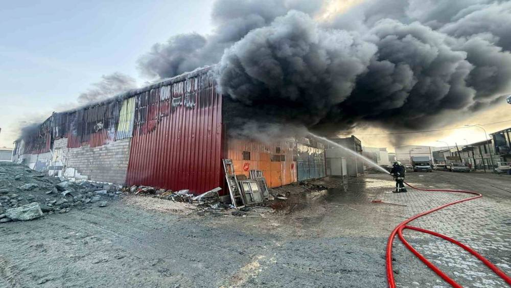 Yıllarca verdiği emekler alev alev yanan esnaf, &rsquo;ciğerimiz yandı&rsquo; diyerek duygularını dile getirdi
