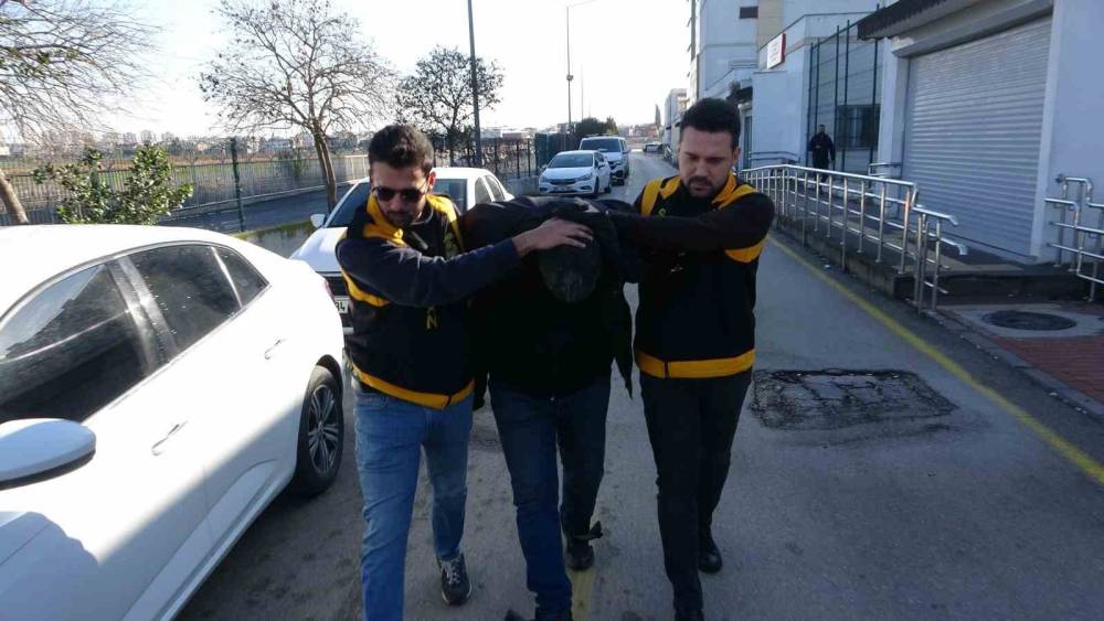 Adana&rsquo;da kaskla servis aracının camını kıran s&uuml;r&uuml;c&uuml; serbest kaldı
