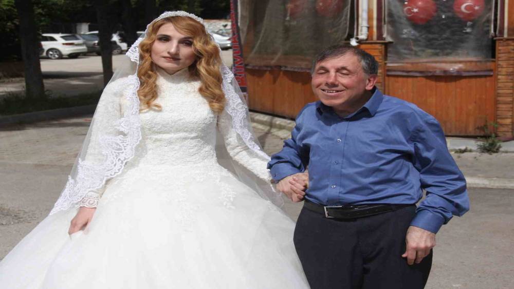 Belediye otob&uuml;s&uuml;n&uuml;n &ccedil;arptığı g&ouml;rme engelli &ouml;ğretmen &ccedil;ift ağır yaralandı
