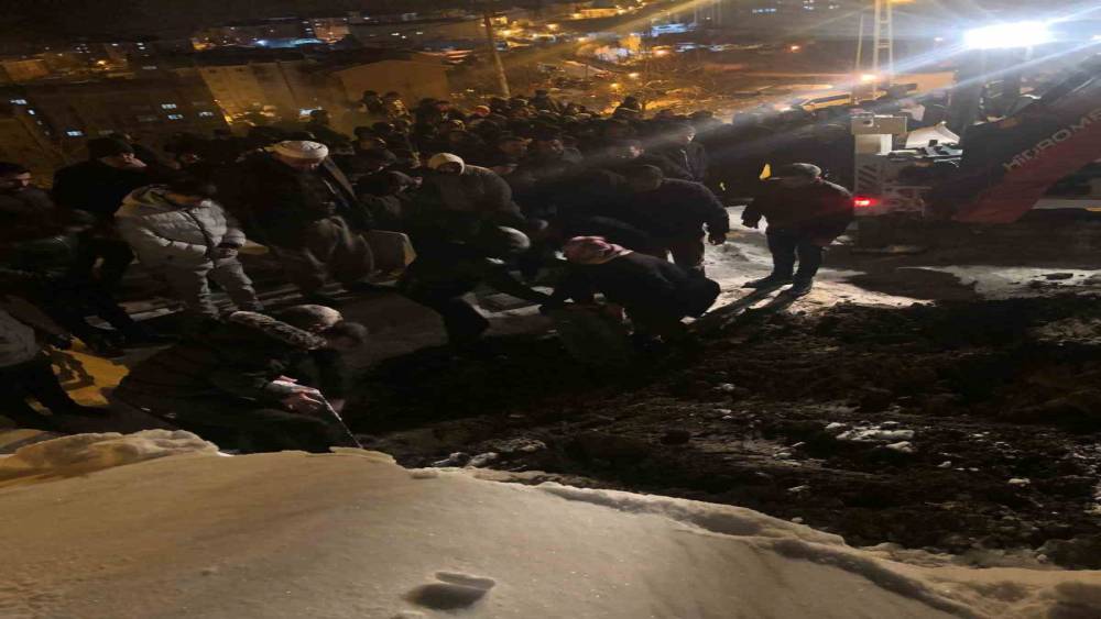 Kayarken belediye otob&uuml;s&uuml;n&uuml;n altında kalan &ccedil;ocuk son yolculuğuna uğurlandı
