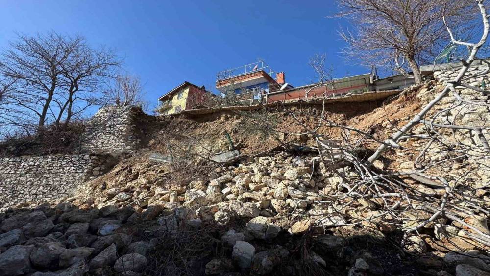 &Ccedil;&ouml;ken istinat duvarı iki aracı yuttu
