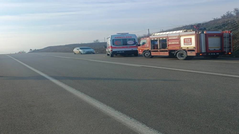 Sinop&rsquo;ta kontrolden &ccedil;ıkan otomobil şarampole devrildi: 5 yaralı
