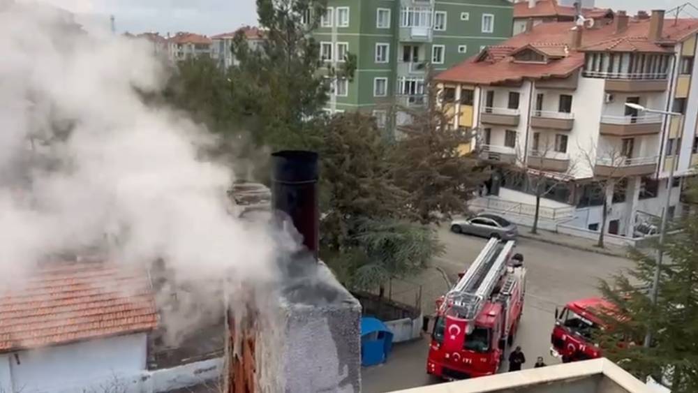 Isparta&rsquo;da evin bacasında &ccedil;ıkan yangın maddi hasara yol a&ccedil;tı
