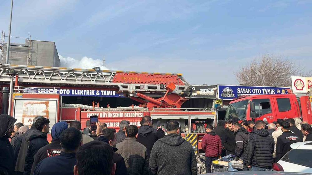 Yangını cep telefonuyla g&ouml;r&uuml;nt&uuml;lemek i&ccedil;in birbirleriyle yarıştılar
