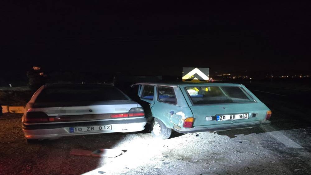 Buldan&rsquo;da iki otomobil &ccedil;arpıştı; 3 yaralı
