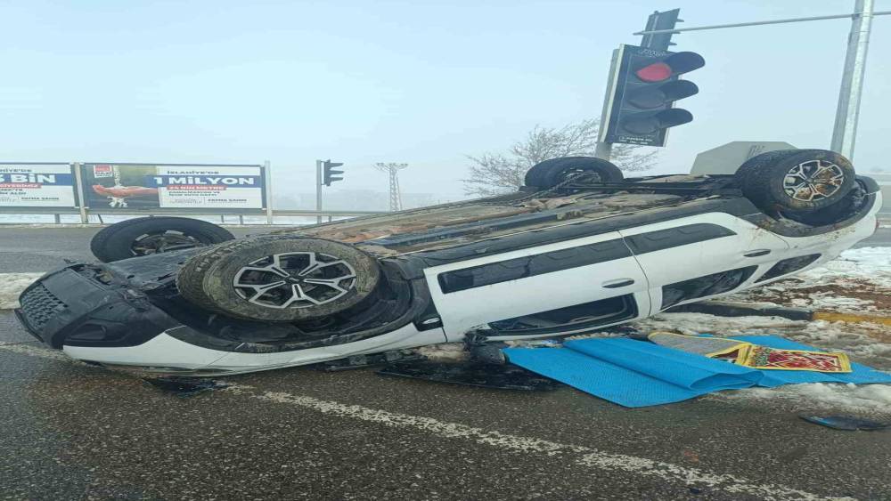 Gaziantep&rsquo;te iki otomobil &ccedil;arpıştı: 3 yaralı
