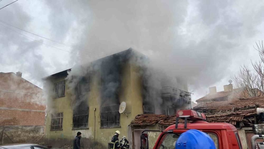 &Ccedil;orum&rsquo;da 2 katlı ev alev alev yandı
