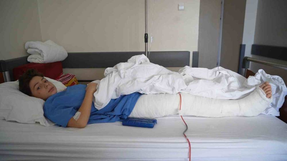 Minik Aytuna&rsquo;nın kayak keyfi kabusa d&ouml;nd&uuml;: Pistte &ccedil;arpıp ka&ccedil;tılar, kal&ccedil;ası kırıldı
