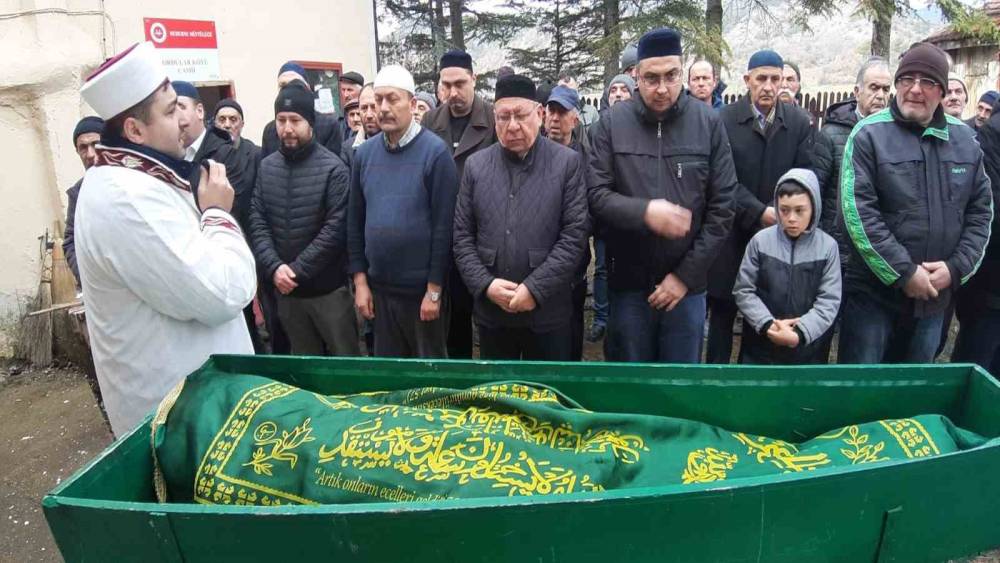 Yanan evinin &ouml;n&uuml;nde kedisine sarıldığı fotoğrafla tanınan Ali Meşe son yolculuğuna uğurlandı
