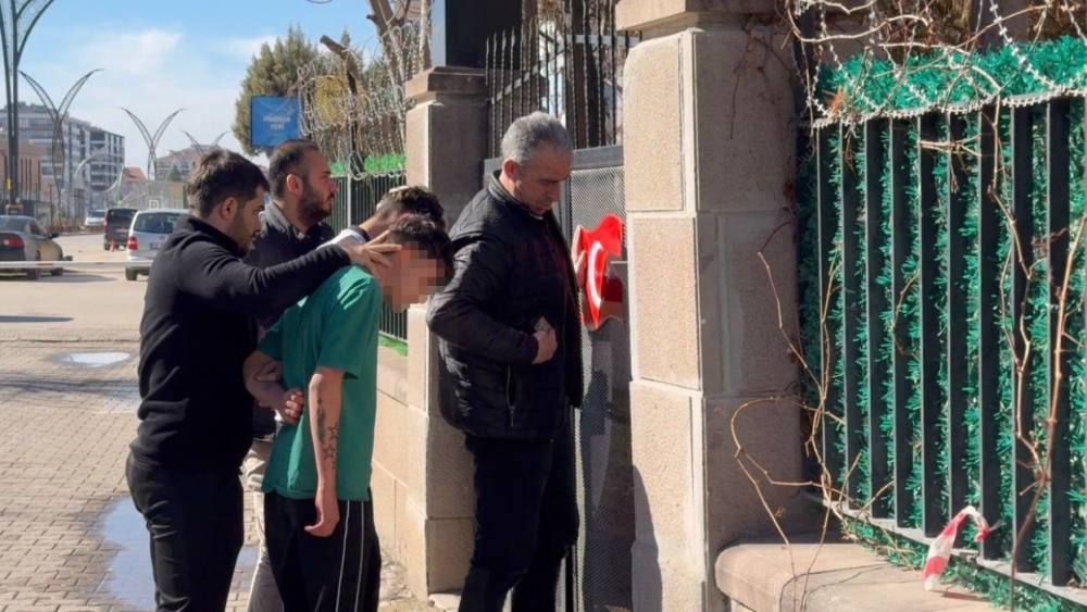 Pompalı t&uuml;fekle 15 yaşındaki arkadaşını vuran ş&uuml;pheli tutuklandı
