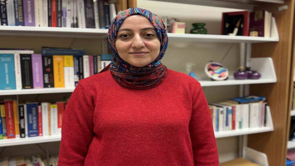 28 Şubatta baş&ouml;rt&uuml;s&uuml; yasağı nedeni ile Kıbrıs&rsquo;a gidip &uuml;niversite okudu, bug&uuml;n &uuml;niversitede ders veriyor
