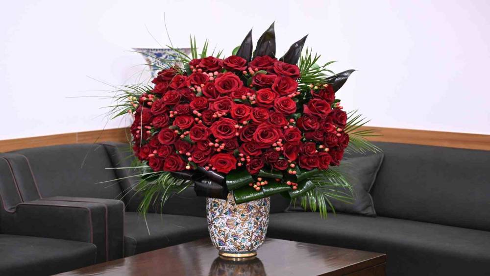 MHP lideri Bah&ccedil;eli, Cumhurbaşkanı Erdoğan&rsquo;a 72 g&uuml;l ve &ouml;zel tasarım tablo g&ouml;nderdi
