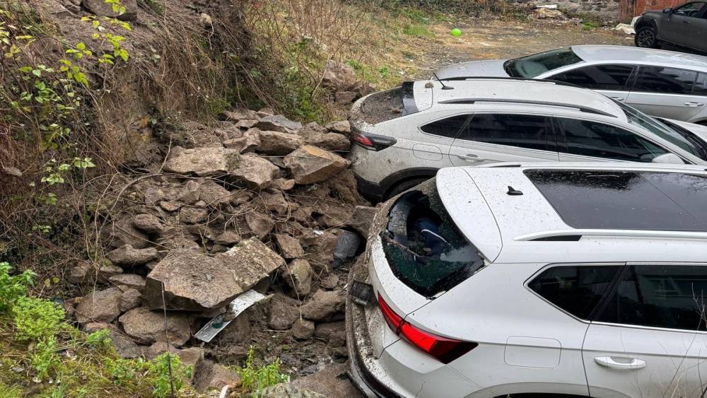 Ordu&rsquo;da tarihi evin istinat duvarı ara&ccedil;ların &uuml;zerine devrildi
