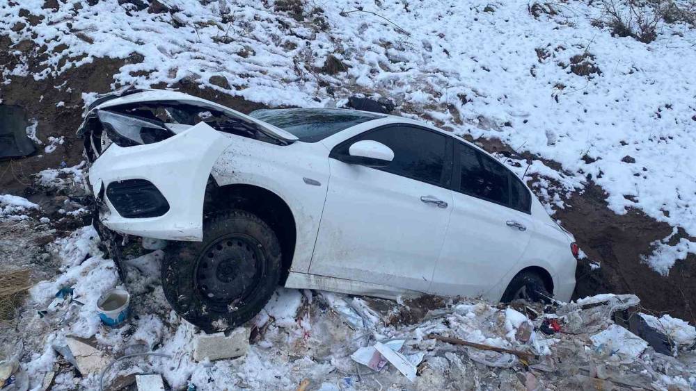 Elazığ&rsquo;da otomobil şarampole u&ccedil;tu: 2 yaralı
