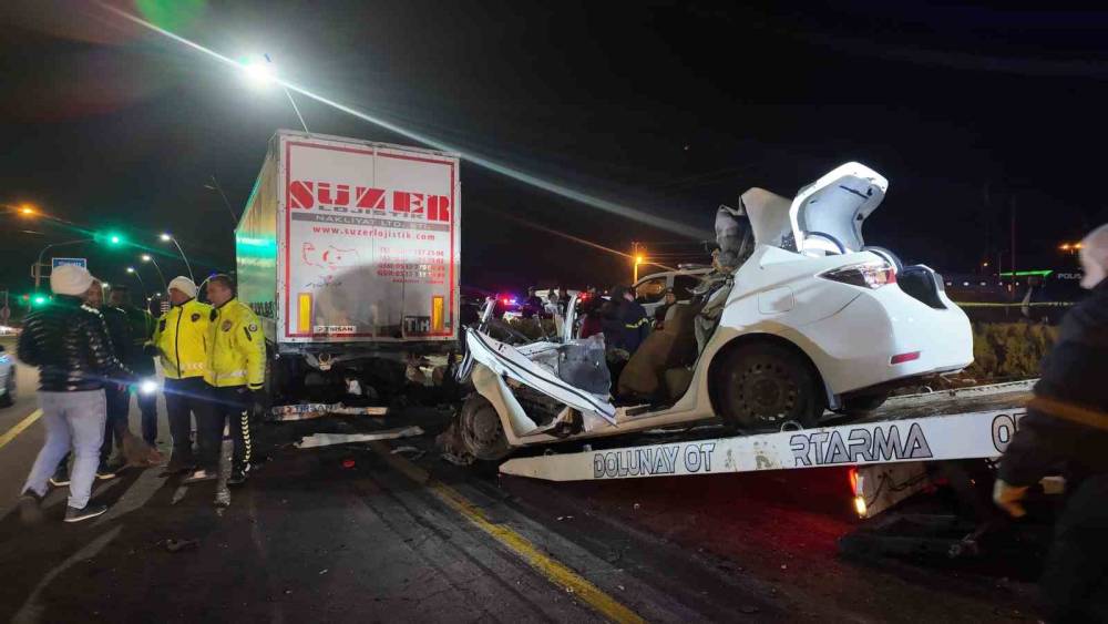 Niğde&rsquo;de feci kaza: Tıra &ccedil;arpan otomobilin s&uuml;r&uuml;c&uuml;s&uuml; hayatını kaybetti
