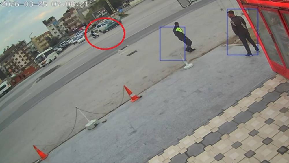 Otomobille &ccedil;arpışan motosikletli havada takla attı
