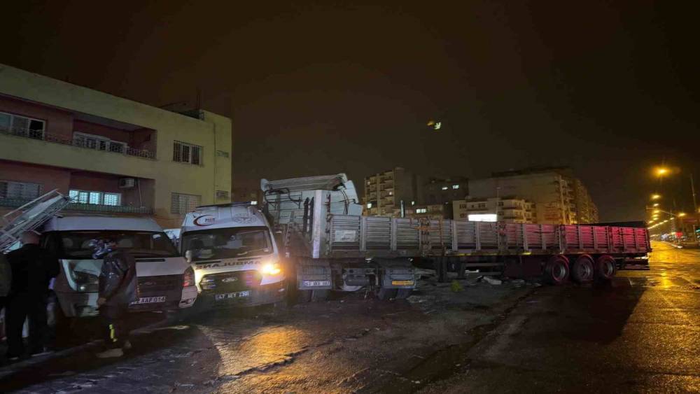 Mardin&rsquo;de zincirleme trafik kazası: 4 yaralı
