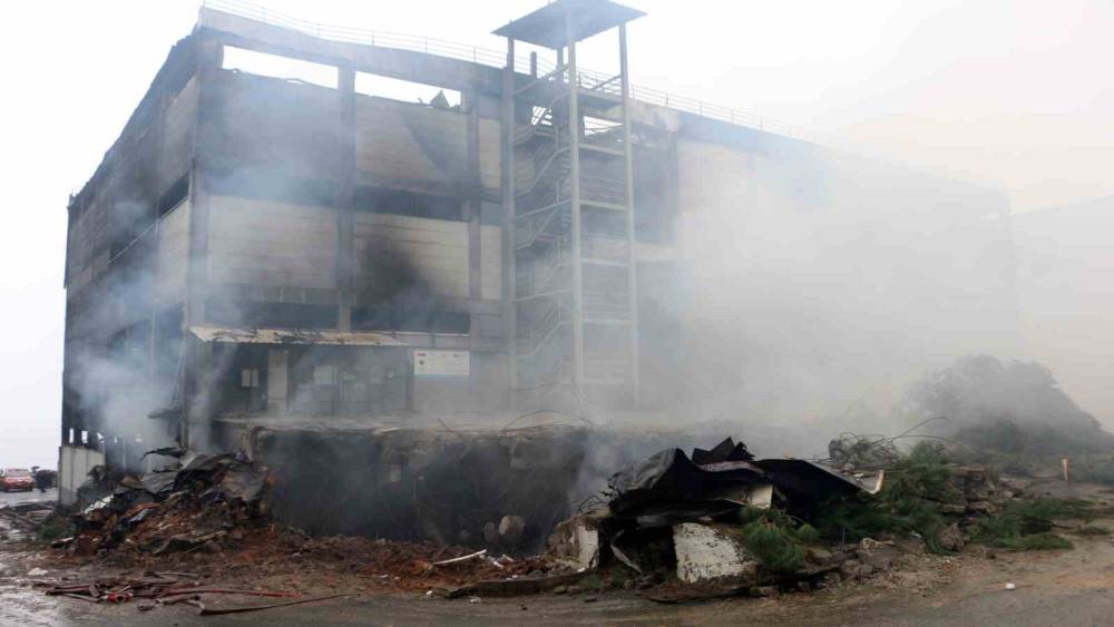 Fındık fabrikasındaki yangında soğutma &ccedil;alışmaları s&uuml;r&uuml;yor
