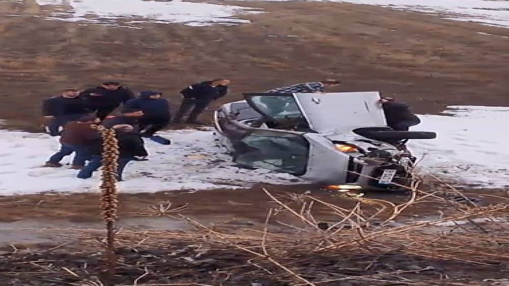 Şarampole u&ccedil;an ara&ccedil;taki s&uuml;r&uuml;c&uuml; burnu bile kanamadan kurtuldu
