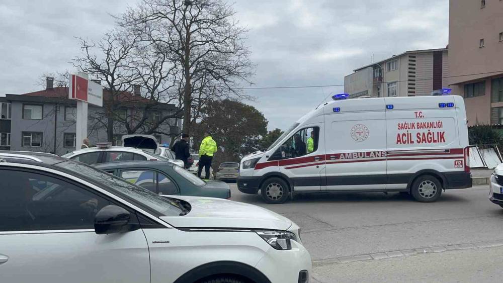 Sinop&rsquo;ta devrilen elektrikli motosikletin s&uuml;r&uuml;c&uuml;s&uuml; yaralandı
