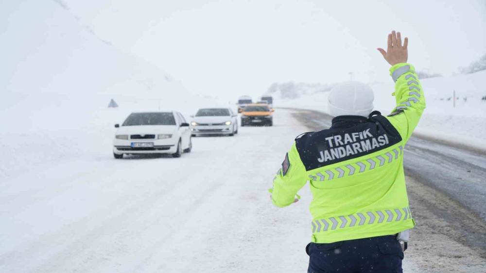 Muş&rsquo;ta "dur" ihtarına uymayan s&uuml;r&uuml;c&uuml;ye 215 bin TL ceza
