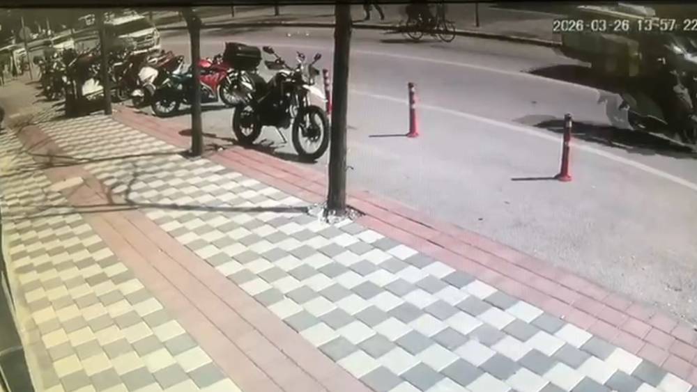 Bisikletli vatandaşın cebinden paralar yola sa&ccedil;ıldı, duyarlı esnaf toplayıp sahibini beklemeye başladı
