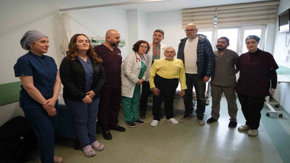 Tıpta nadir vaka: Eğri g&ouml;ğ&uuml;s kafesi ve skolyoza rağmen kalbi saatlerce durdurularak hayata d&ouml;nd&uuml;r&uuml;ld&uuml;
