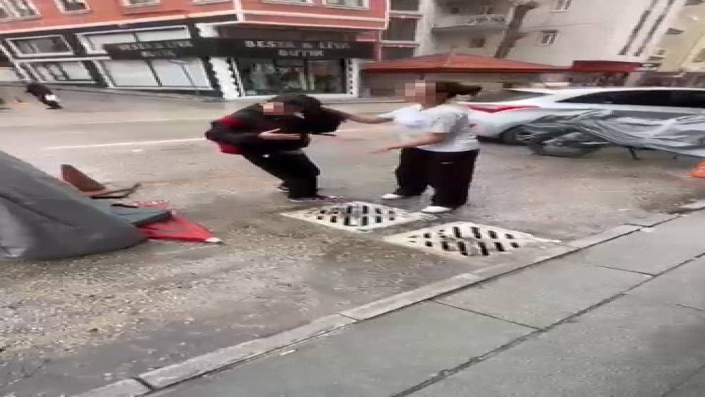 Ortaokul &ouml;ğrencisi akranını sa&ccedil;ından tutup yere yatırdı, kafasına ayağıyla bastı
