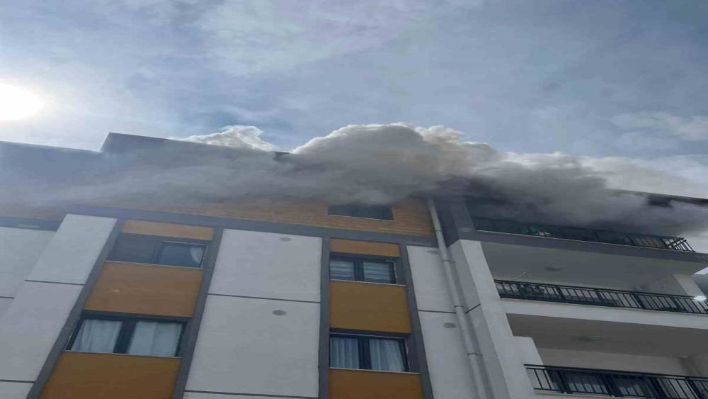 Antakya&rsquo;da alevlere teslim olan ev kullanılmaz hale geldi
