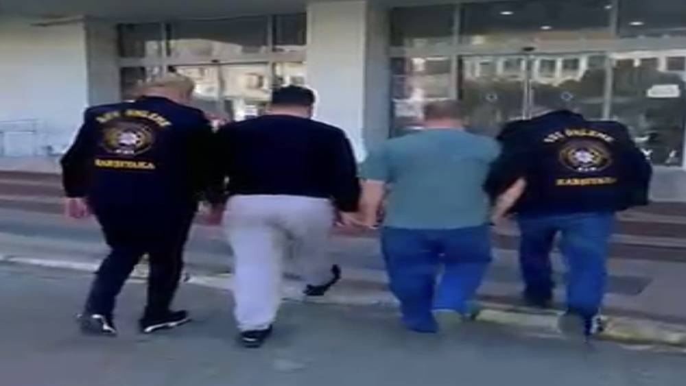 İzmir&rsquo;de kesinleşmiş hapis cezası bulunan 2 firari yakalandı
