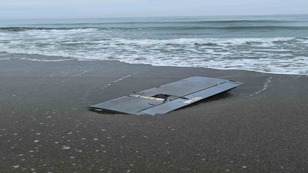 Sakarya&rsquo;da sahile dron par&ccedil;ası vurdu
