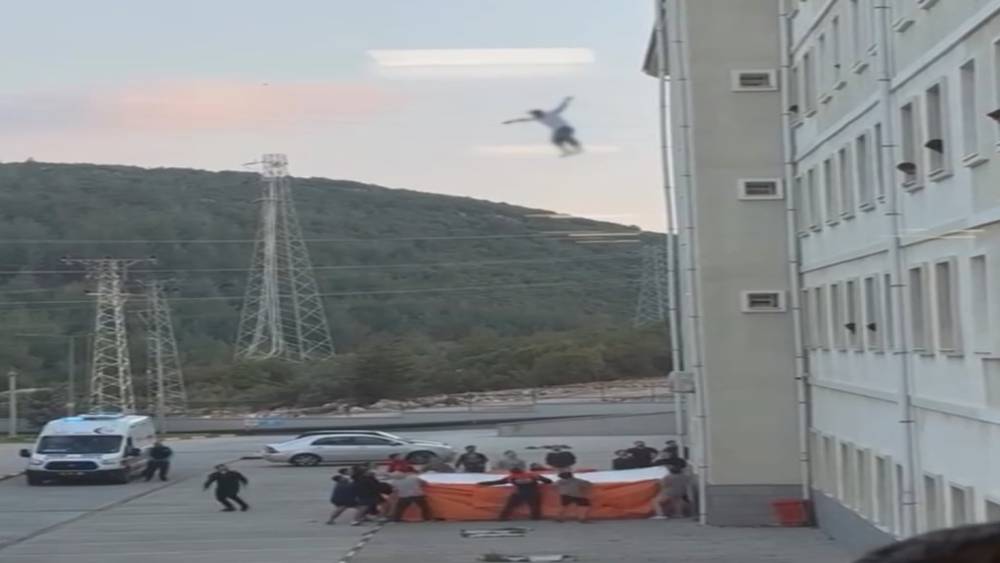 Muğla&rsquo;da korku dolu anlar: Yurdun camına &ccedil;ıkan gen&ccedil; hava yastığına atladı
