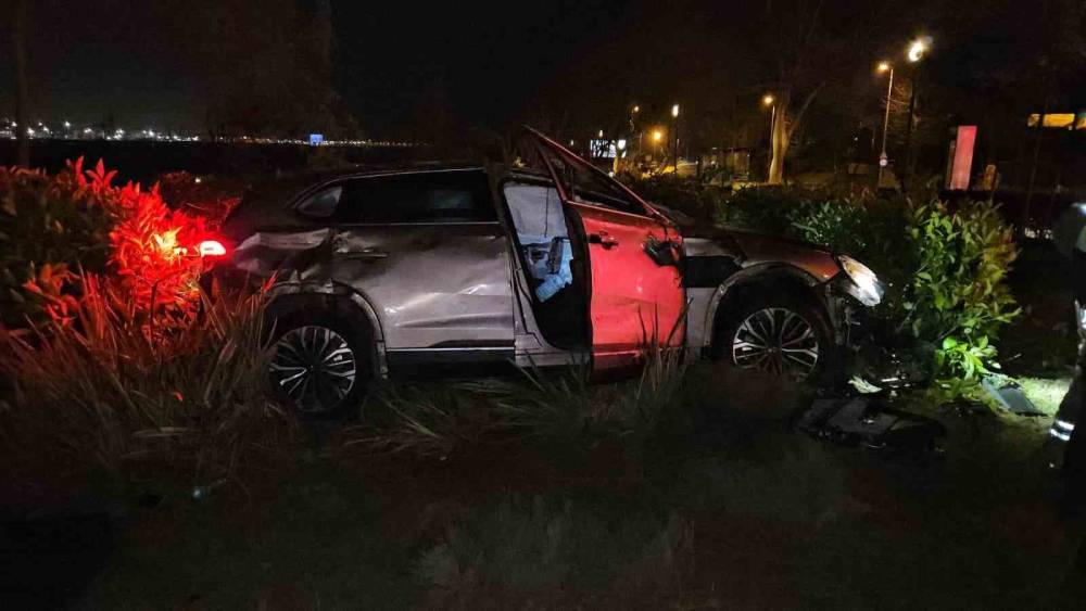 Fatih&rsquo;te yoldan &ccedil;ıkan otomobil taklalar atarak parka savruldu: 1 yaralı
