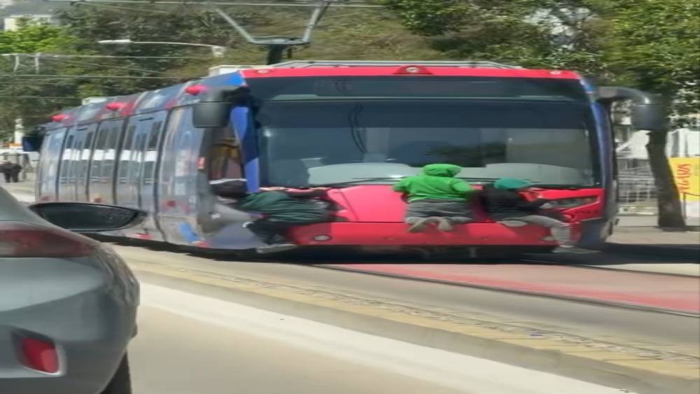 Tramvayın arkasına tutunan &ccedil;ocuklar y&uuml;rekleri ağza getirdi
