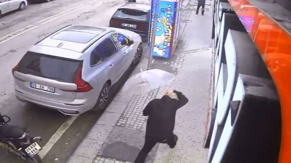 Eskişehir&rsquo;de adamın &uuml;zerine camın d&uuml;şme anına ait g&ouml;r&uuml;nt&uuml;leri ortaya &ccedil;ıktı
