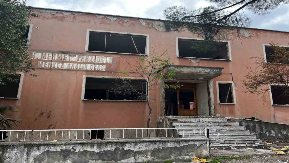 Buldan&rsquo;da depreme dayanıksız sağlık ocağında yıkım başladı
