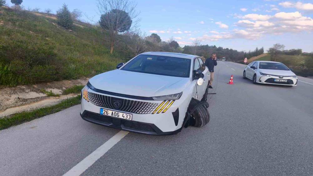 S&uuml;r&uuml;c&uuml; karşı şeritten gelen otomobile &ccedil;arptı: 1 yaralı
