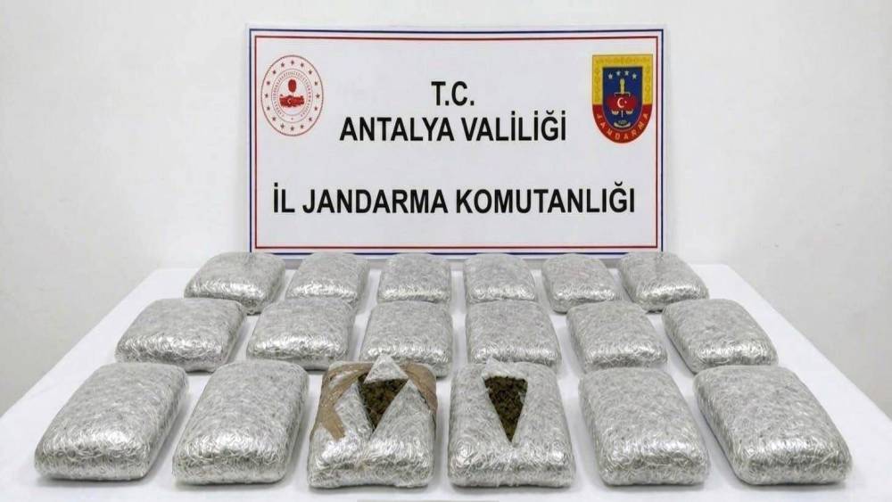 Antalya&rsquo;da jandarmadan uyuşturucu operasyonu: 30 kilogram skunk maddesi ele ge&ccedil;irildi
