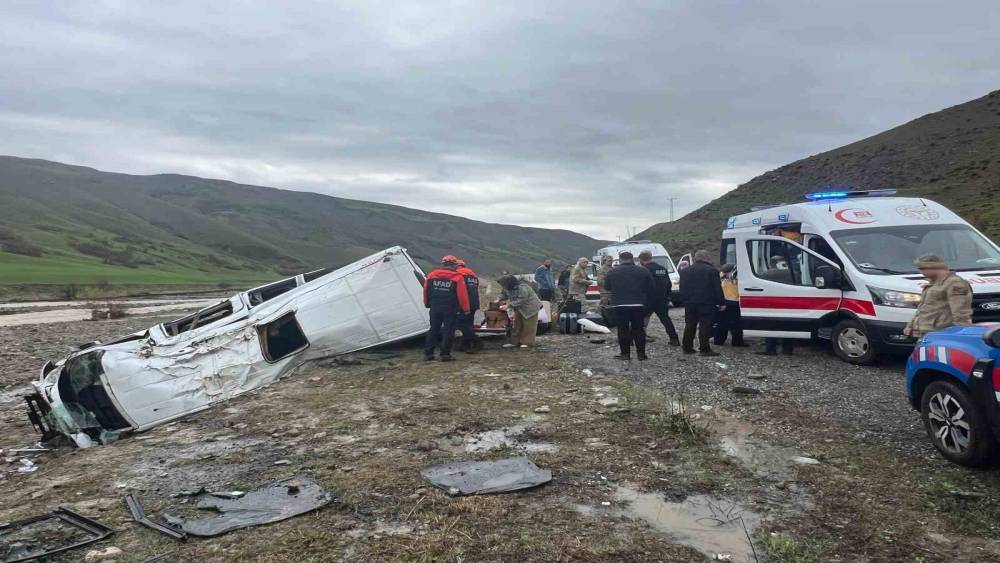 Yolcu minib&uuml;s&uuml; dere yatağına yuvarlandı: 16 yaralı
