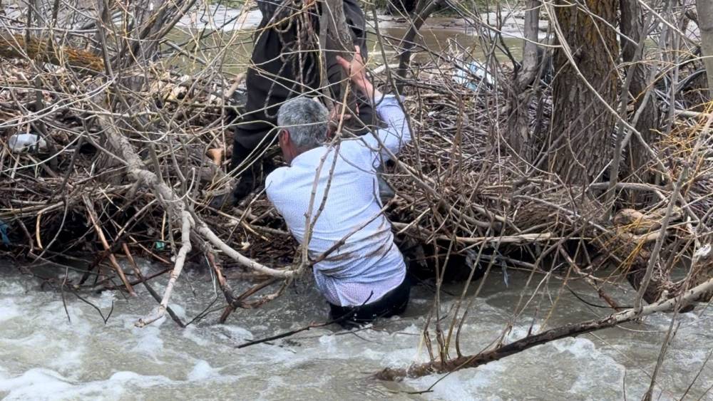 Şemdinli&rsquo;de dereye d&uuml;şen &ccedil;ocuk i&ccedil;in seferberlik başlatıldı
