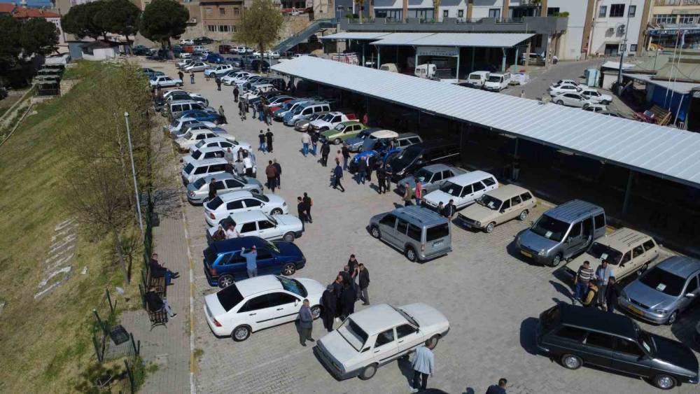 Demirci 2. El Oto Pazarı kapılarını a&ccedil;tı
