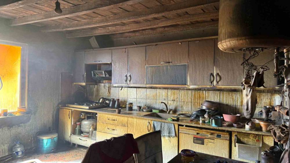 Alevlere teslim olan ev kullanılmaz hale geldi
