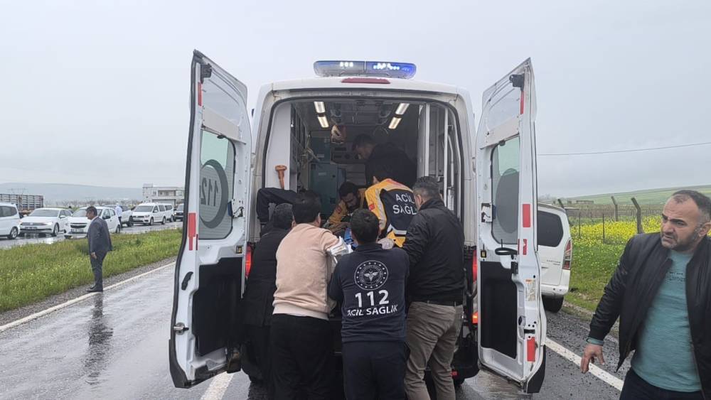 Siirt&rsquo;te otomobil ile kamyonet &ccedil;arpıştı: 2 &ouml;l&uuml;, 3 ağır yaralı
