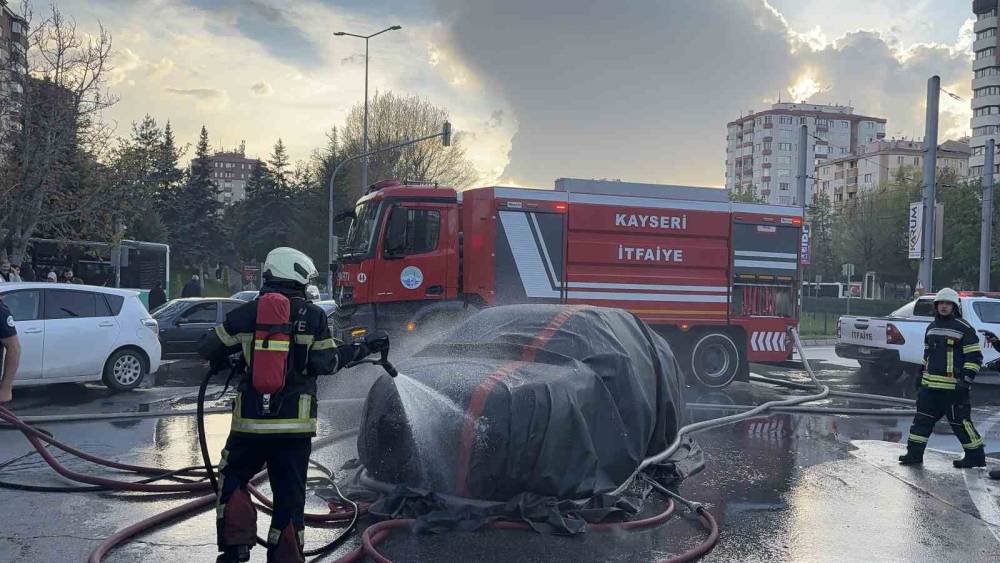 Alev alan elektrikli otomobil yangın battaniyesiyle s&ouml;nd&uuml;r&uuml;ld&uuml;
