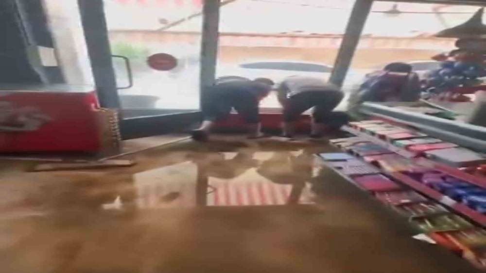 Muş&rsquo;ta sağanak ve dolu yağışı: İş yerlerini su bastı
