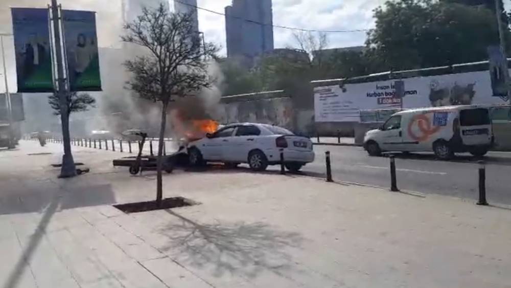 Mecidiyek&ouml;y&rsquo;de benzin deposu sızan otomobilin el frenini &ccedil;ekmeyi unuttu, tabeleya &ccedil;arpan ara&ccedil; alev alev yandı
