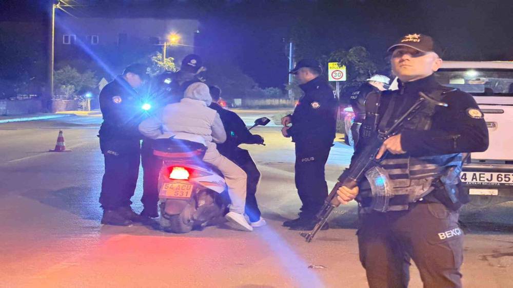 Akyazı&rsquo;da polis ve bek&ccedil;ilerden bayram &ouml;ncesi sıkı denetim
