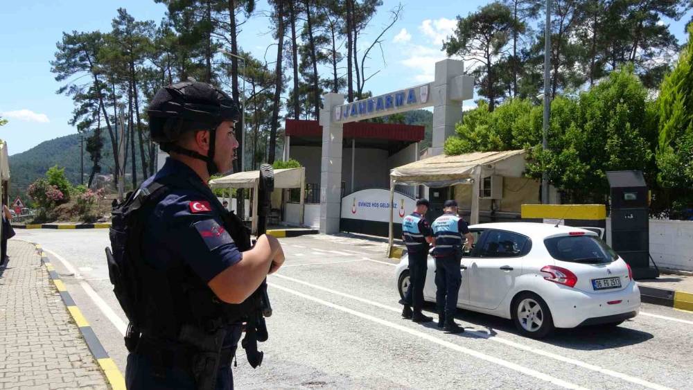 Bayram tatili i&ccedil;in Marmaris ve Dat&ccedil;a&rsquo;ya ara&ccedil; akını: 4 g&uuml;nde 40 bin ara&ccedil; girdi
