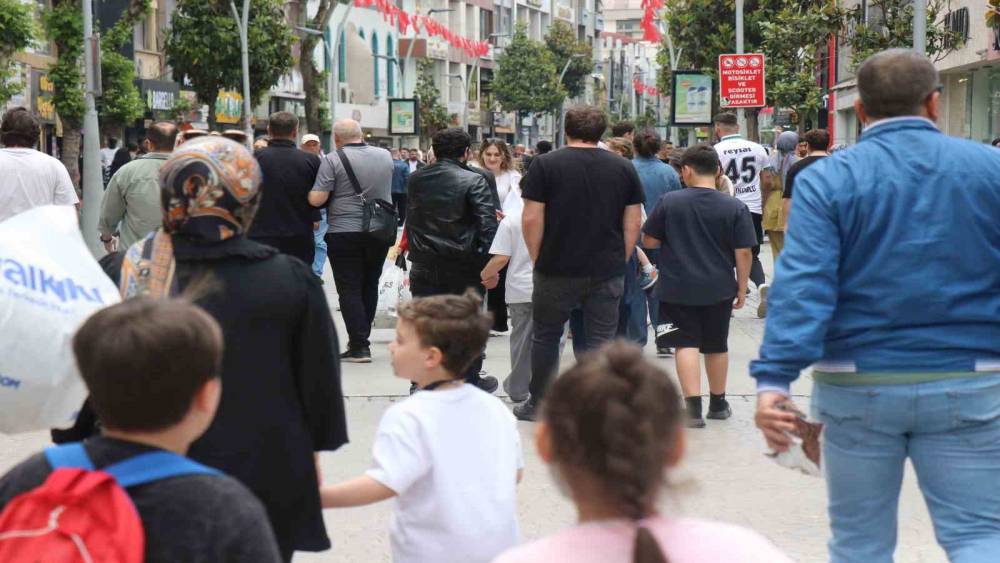 Sakarya&rsquo;da bayram alışverişi telaşı: "Kedi yavrusu gibi sağa sola dağıldık"
