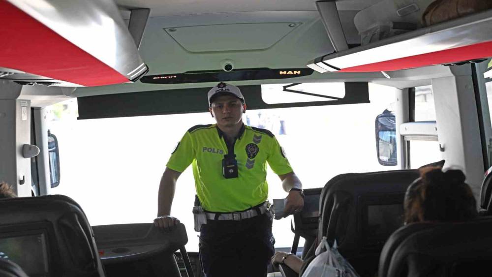 İzmir Emniyeti&rsquo;nden bayram mesaisi: Tedbirler en &uuml;st seviyeye &ccedil;ıkarıldı
